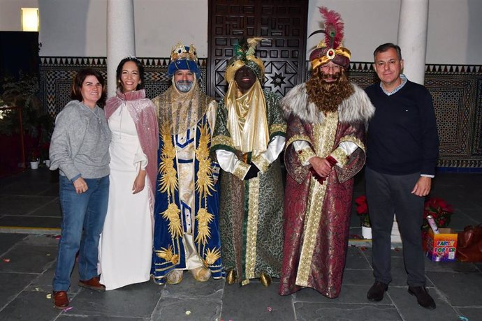 [Sevilla] Ayuntamiento De Tomares: Nota De Prensa Y 2 Fotos (Tomares Contará Con Una Cabalgata De Reyes Magos Estática Para Recibir A Los Niños)
