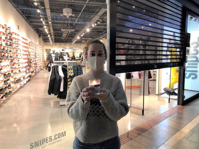 Comercios del Espai Girons protestan con velas contra el cierre de los centros comerciales