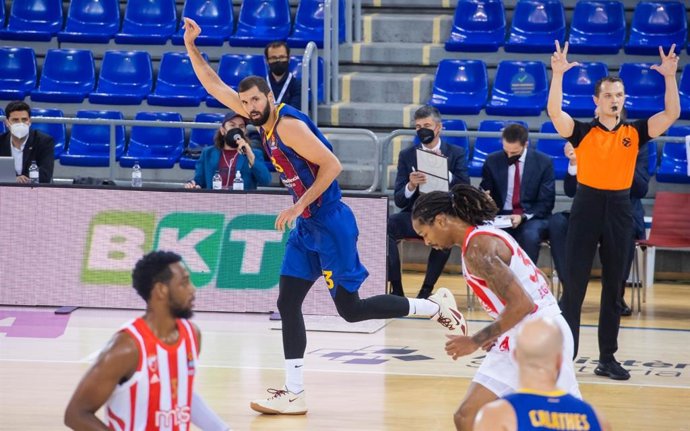 Nikola Mirotic celebra una canasta en el triunfo del Bara ante Estrella Roja (76-65) en la décima jornada de la Euroliga 2020/21, en el Palau Blaugrana