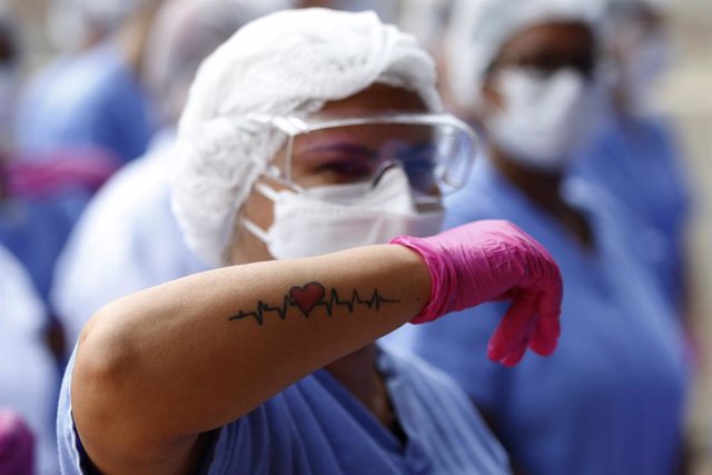 Una trabajadora del sector sanitario durante la celebración del cierre del hospital de campaña levantada en el Estadio Nacional en Brasilia, Brasil, con motivo de la crisis del nuevo coronavirus.
