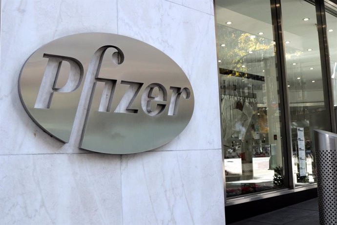 19 November 2020, US, Manhattan: The logo of US pharmaceutical giant Pfizer Inc. can be seen on the main entrance of its headquarter. Pfizer and BioNTech say they have applied to the US Food and Drug Administration for the emergency use of their Covid-1