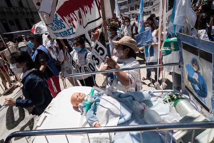 Colectivos de personal sanitario se manifestan por sus condiciones de trabajo en Argentina.