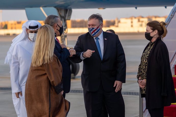 HANDOUT - 20 November 2020, US, Abu Dhabi: USSecretary of State Mike Pompeo (2nd R) and his wife Susan (R) arrive at Abu Dhabi International Airport. Photo: Ron Przysucha/USSecretary of State/dpa - ATTENTION: editorial use only and only if the credit 