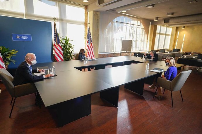 De izquierda a derecha: el presidente electo de Estados Unidos, Joe Biden, la vicepresidenta electa, Kamala Harris, la líder demócrata en la Cámara de Representantes, Nancy Pelosi y el líder demócrata en el Senado, Chuck Schumer.