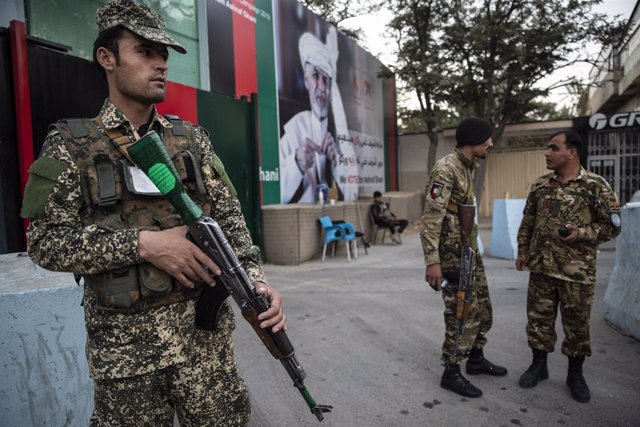 Fuerzas de seguridad afganas en un control de seguridad en una imagen de archivo.