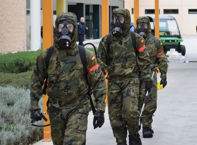 Militares en tareas de descontaminación por el coronavirus el pasado mes de abril.