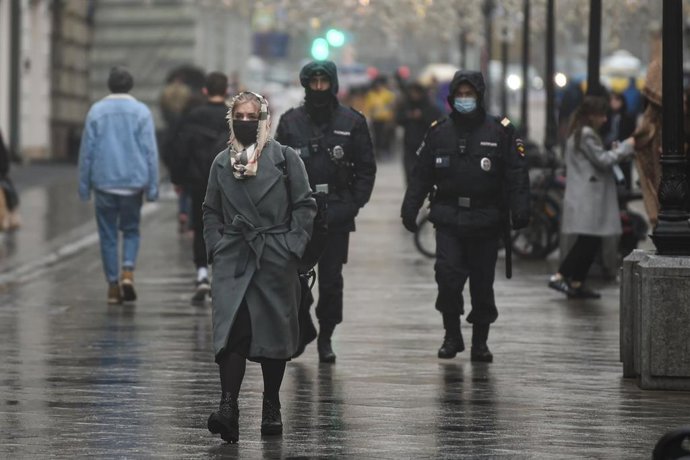 Personas con mascarillas paseando por Moscú