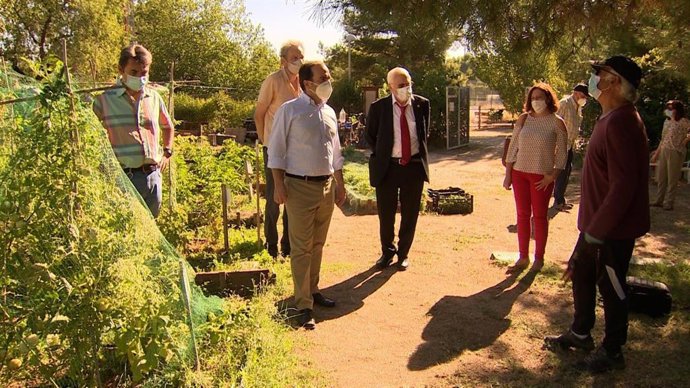 El delegado del Área de Medio Ambiente y Movilidad del Ayuntamiento de Madrid, Borja Carabante, en un huerto urbano. Archivo.