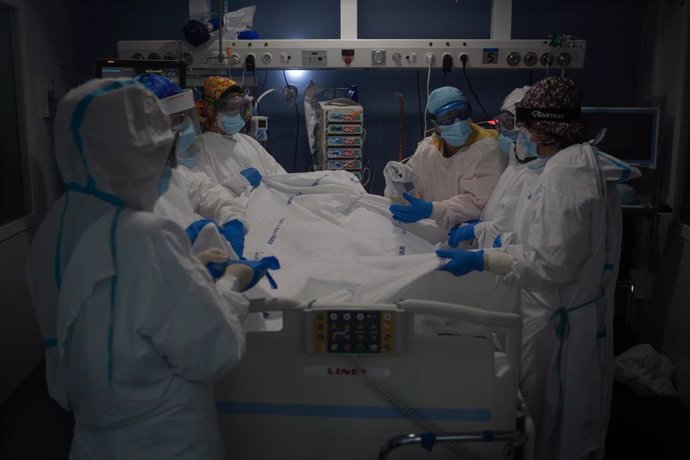 Trabajadores sanitarios atienden a un paciente en la UCI del Hospital del Mar en Barcelona
