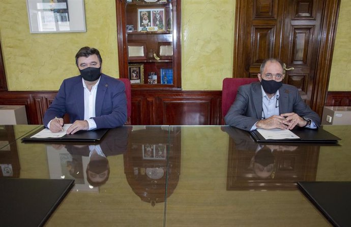 El Ayuntamiento y la Federación Andaluza de Bádminton sellan una alianza para potenciar el Caetd