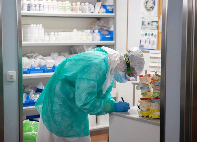 Un profesional trabaja en un hospital