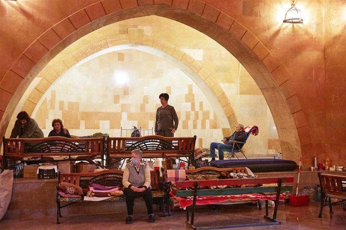 Desplazados por el conflicto en Nagorno Karabaj refugiados en una iglesia