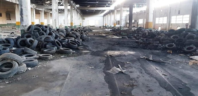 Neumáticos y basura en el interior de la antigua nave de Metalsa