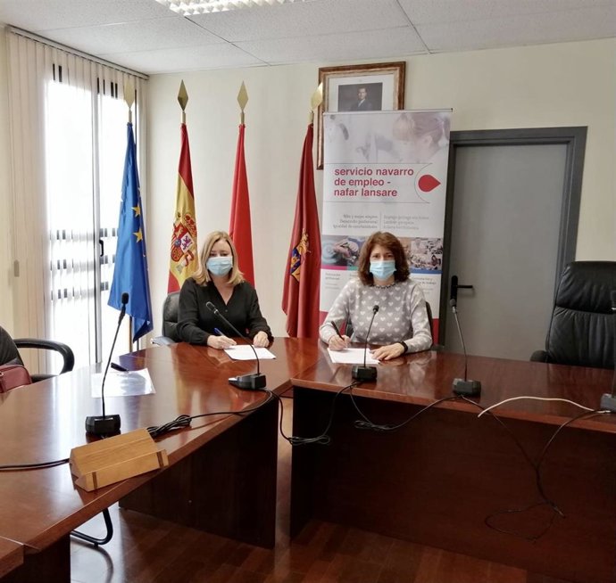 Miriam Martón, directora gerente del Servicio Navarro de Empleo, en la firma del convenio con la alcaldesa de Mendavia, María José Verano