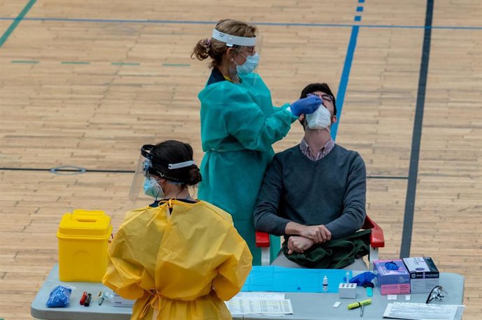Sanitarios trabajando durante las pruebas de cribado de covid-19 con test de antígenos en el pabellón deportivo de 'El Paraguas'. En Sevilla (Andalucía, España), a 28 de octubre de 2020.