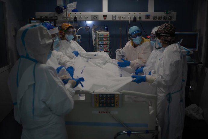 Treballadors sanitaris atenen a un pacient en la UCI de l'Hospital del Mar a Barcelona