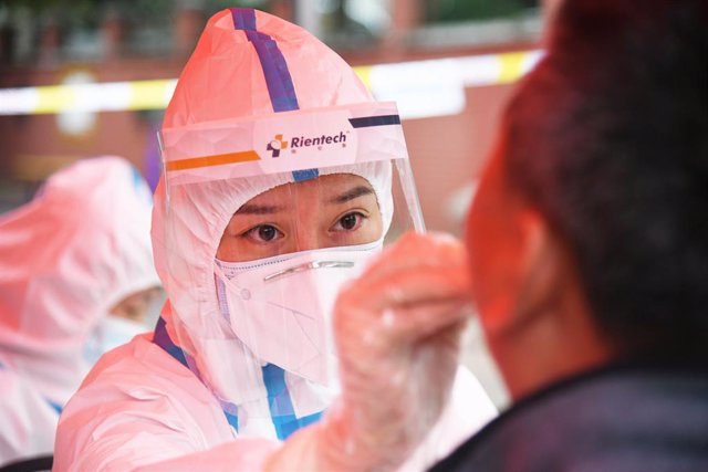 Un funcionario médico realiza una prueba de coronavirus.