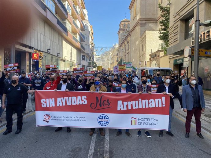 Una imagen de archivo de una manifestación de hosteleros y comerciantes por el centro de Granada