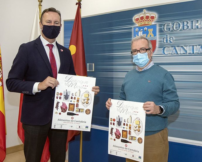 El consejero de Desarrollo Rural, Guillermo Blanco, con el director de la Oficina de Caldidad Alimentaria, Fernando Mier, presentando una campaña para que los cántabros distingan en la mesa la calidad de los alimentos de la tierra