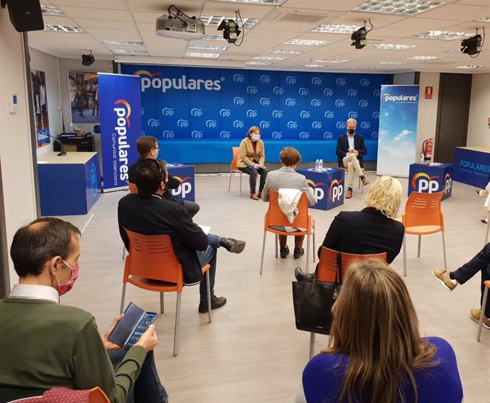 La presidenta del PPCV, Isabel Bonig, junto con el portavoz de Educación del PP en el Congreso, Óscar Clavell, en la reunión con sindicatos educativos, patronal, inspectores y asociaciones de padres y alumnos de la enseñanza pública y concertada