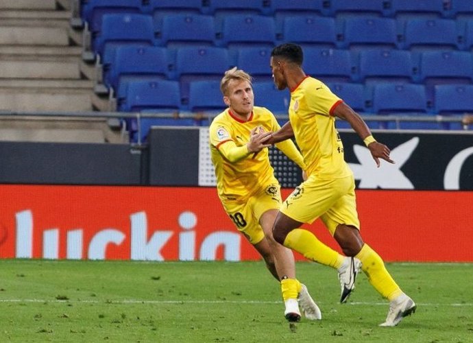 Samu Saiz i Bárcenas celebren el primer gol del Girona davant l'Espanyol