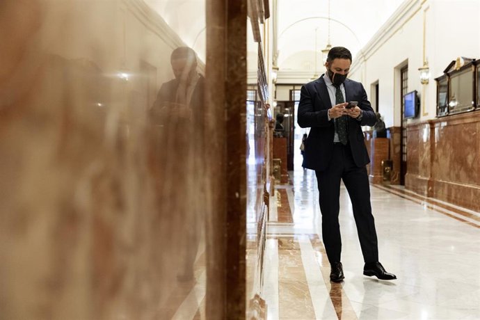 El presidente de Vox, Santiago Abascal, consulta su teléfono móvil antes del inicio de una sesión plenaria en el Congreso, en Madrid (España), a 29 de julio de 2020. En esa sesión, el presidente del Gobierno, Pedro Sánchez, comparece para dar detalles d