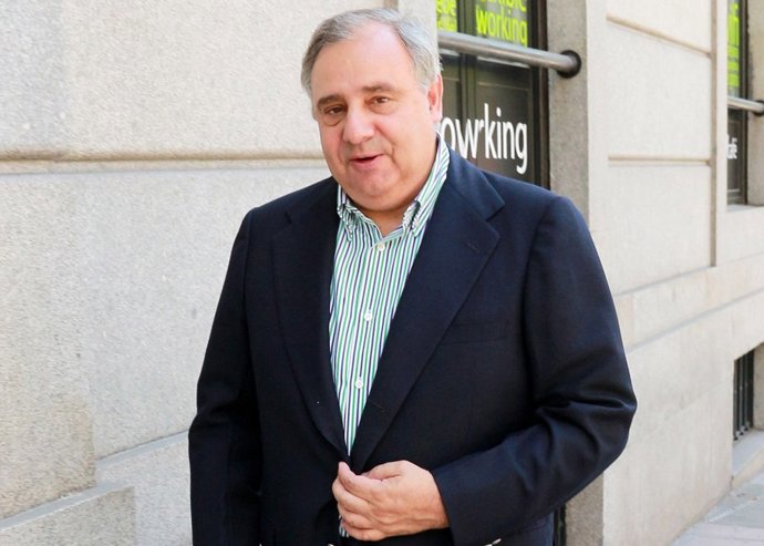     El romance entre Eugenia Martínez de Irujo y José Coronado es la nueva relación del verano tras el romance de Isabel Preysler y José Coronado. ¡Hola! trae las primeras imágenes de este noviazgo que ha devuelto la ilusión a ambos