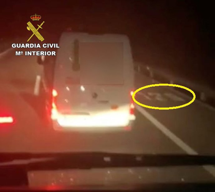 Captura del vídeo colgado en las redes sociales por el camionero deslumbrado con un láser.
