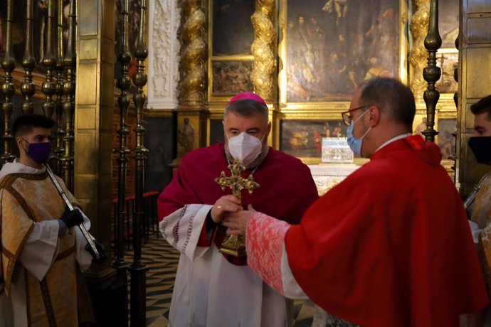 El hasta ahora obispo de Calahorra y La Calzada-Logroño, moseñor Carlos Escribano Subías, durante el acto de toma de posesión como Arzobispo de Zaragoza, en la Basílica del Pilar de Zaragoza.