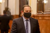 Ábalos espera "visión de Estado" de Casado en su visita al muelle de Arguineguín (Gran Canaria)