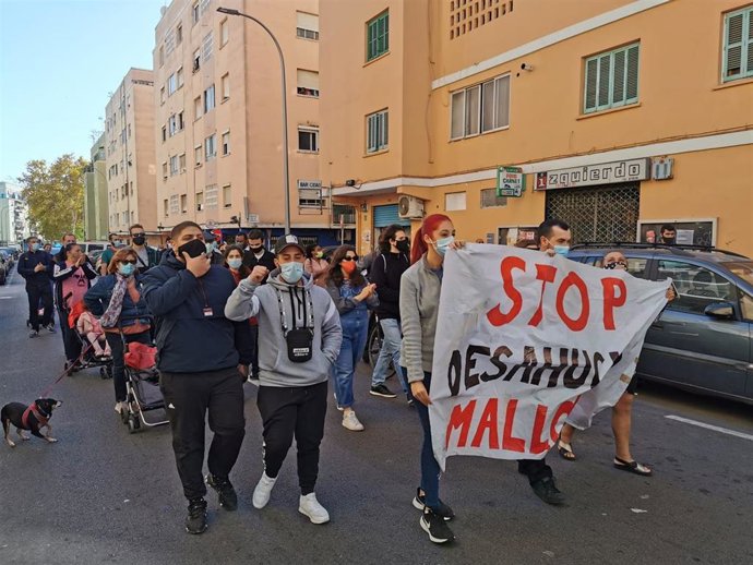 Manifestación convocada por Stop Desahucios Mallorca en el barrio palmesano de Son Gotleu.