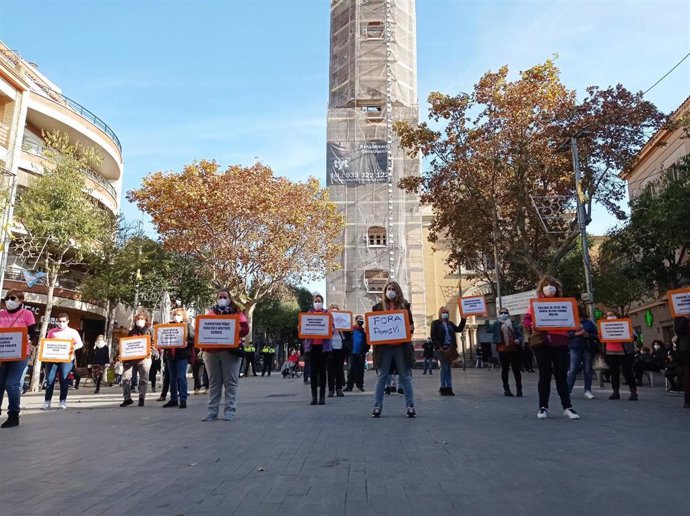 Manifestantes de entidades en defensa de los servicios públicos concentrados en Sant Feliu de Llobregat (Barcelona)