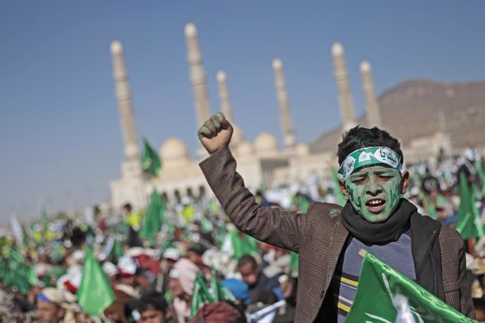29 October 2020, Yemen, Sanaa: A young man with his face painted chants slogans during a celebration by Houthi rebels to mark the anniversary of the birth of Islam's Prophet Muhammad (Mawlid al-Nabi) in Sanaa. Photo: Hani Al-Ansi/dpa