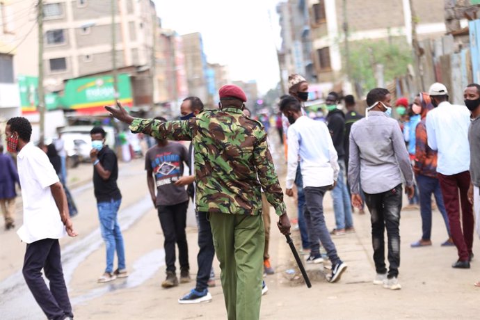 Policía con mascarilla en Nairobi, Kenia