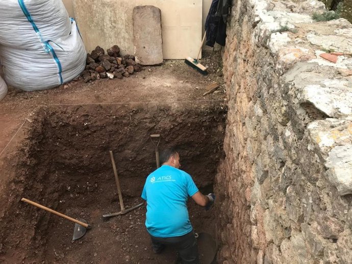Un miembro del equipo de Atics trabaja en las tareas de excavación para localizar una posible fosa en el cementerio de Valldemossa.