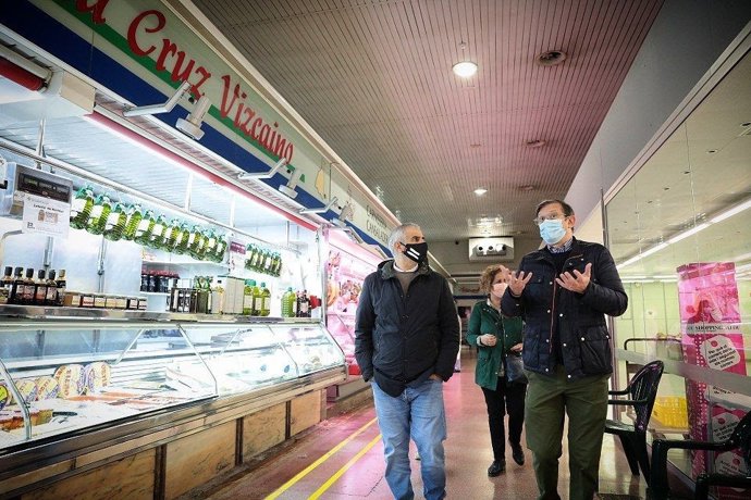 El líder de Cs a Catalunya, Carlos Carrizosa, durant la seva visita a Salou i Cambrils (Tarragona)