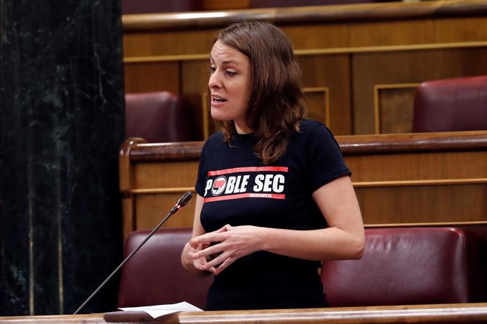 La diputada de la CUP Mireia Vehí, durant la seva intervenció en la primera sessió de control al Govern des que es va declarar l'estat d'alarma el passat 14 del mar.