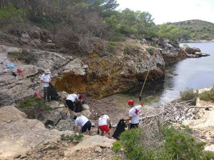 Voluntarios de Cruz Roja trabajando en el proyecto Plastic Busters MPAs.