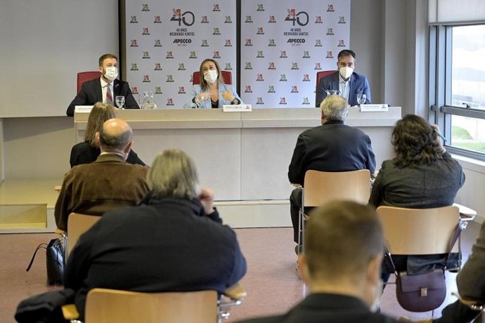 La conselleira Ethel Vázquez se reúne con representantes de Apecco.