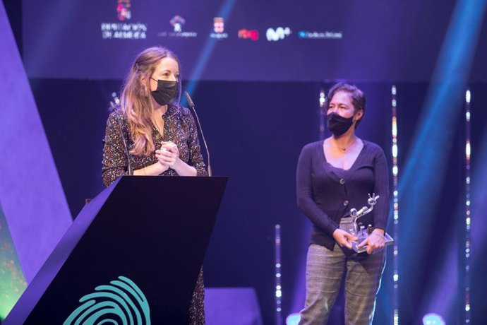 La directora y guionista de 'Las Niñas' recoge el máximo galardón del certamen nacional 'Ópera Prima' de Fical