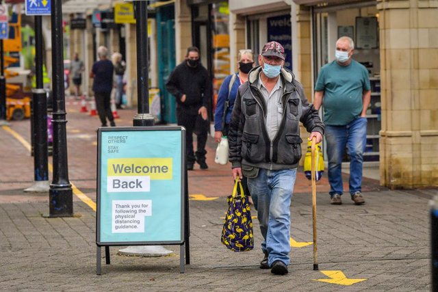 Personas con mascarilla en Reino Unido durante la pandemia de coronavirus