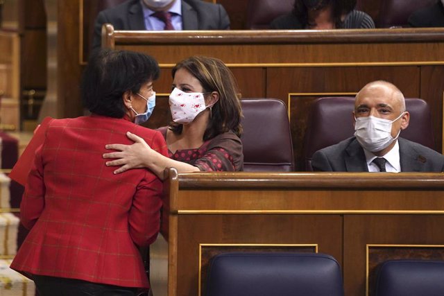 (I-D) La ministra de Educación y Formación Profesional, Isabel Celaá; la portavoz socialista en el Congreso, Adriana Lastra; y el secretario general del PSOE en el Congreso, Rafael Simancas, durante una sesión plenaria, en Madrid (España), a 19 de noviemb