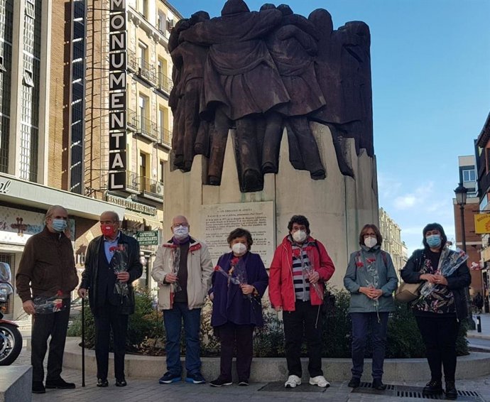 Ofrenda floral ante el monumento a los Abogados de Atocha