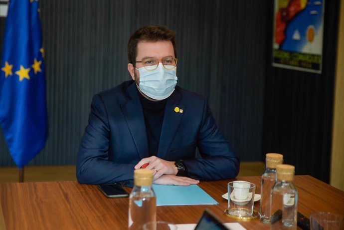 El vicepresidente de la Generalitat, Pere Aragons, ha abordado el diseño del nuevo mecanismo de ayudas económicas basado en el registro previo, junto a consellers y otros miembros del Govern.