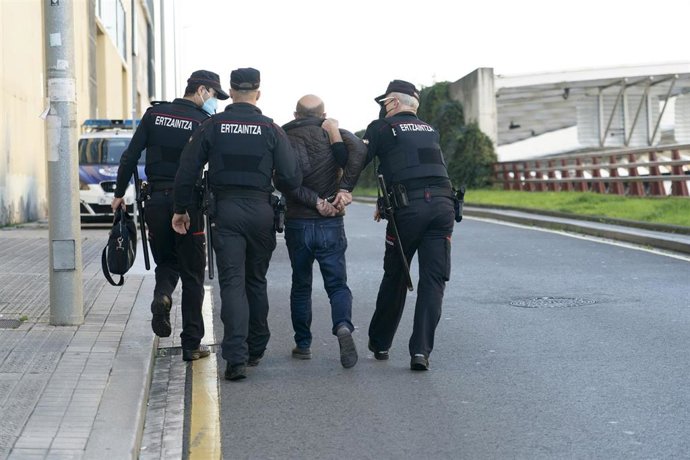 Agentes de la Ertzaintza detienen a un asistente a una manifestación negacionista en Bilbao
