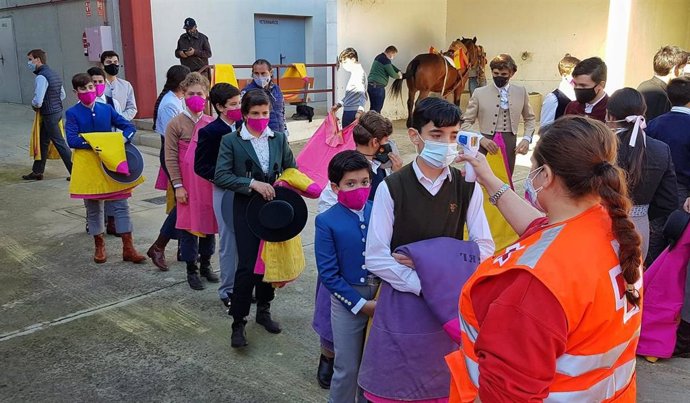 Alumnos de la Escuela Taurina en su última clase práctica.