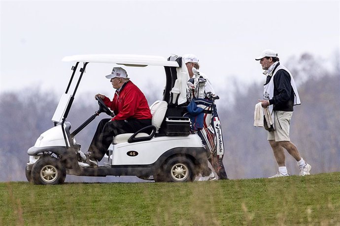 El presidente de Estados Unidos, Donald Trump, jugando al golf en Virginia