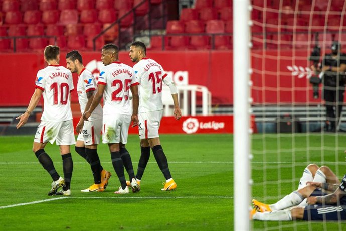 Jugadores del Sevilla FC celebran el gol de En-Nesyri ante el Celta
