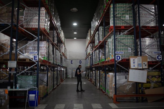 Un operario realiza un registro en el Banc dels Aliments de Barcelona, Catalunya (España), 23 de octubre de 2020.