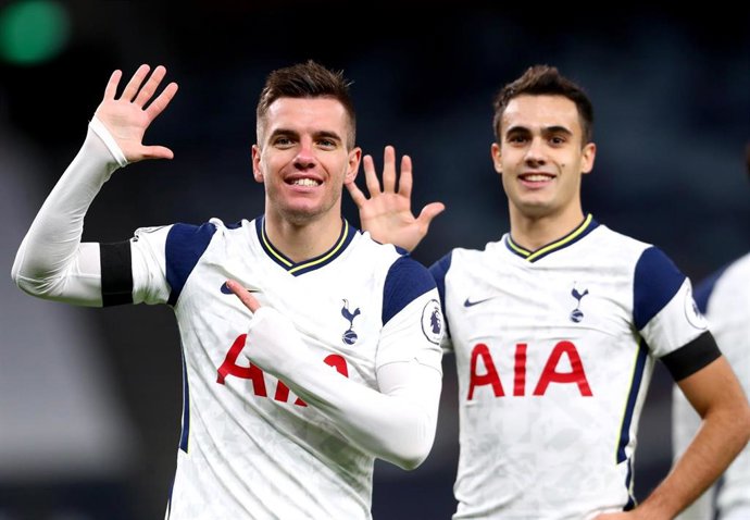 Giovani Lo Celso y Sergio Reguilón celebran el segundo tanto del Tottenham